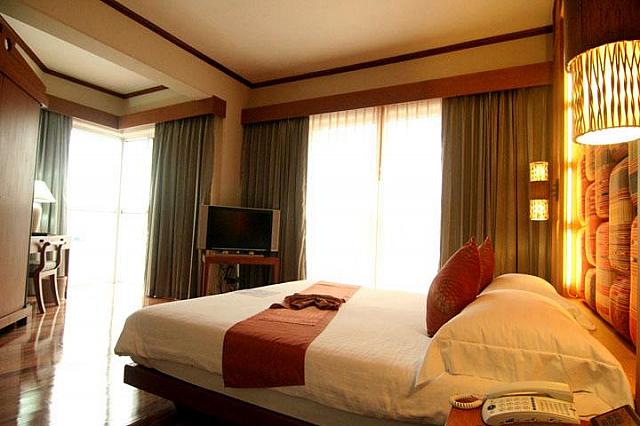 ベットルームからはもちろんパトンビーチを一望。