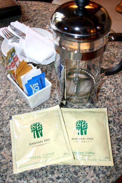 コーヒーは、粉をティーポットに入れて湯を注ぐ方法でどうぞ。