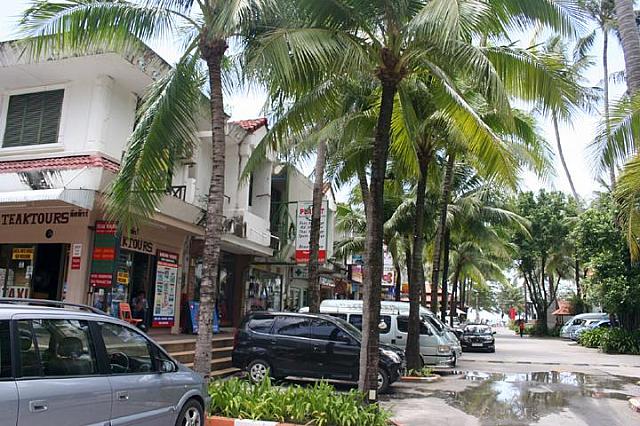大通りまでの路地には、ちょっとした商店が並んでいます。
