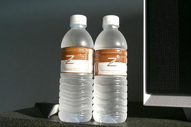 『Ｚ』のロゴの入った無料飲料水は1日2本 
