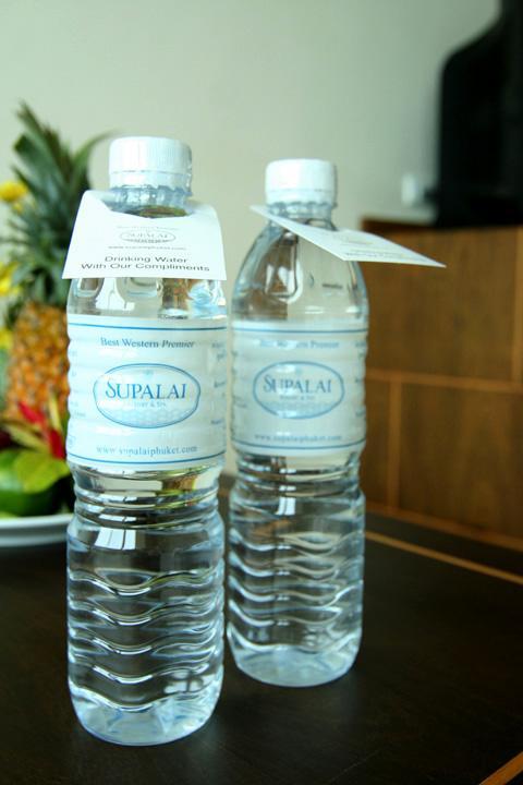 ドレッサーに置いてある無料飲料水。