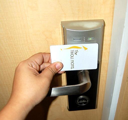ドアノブの上にカードキーをかざすだけ。
