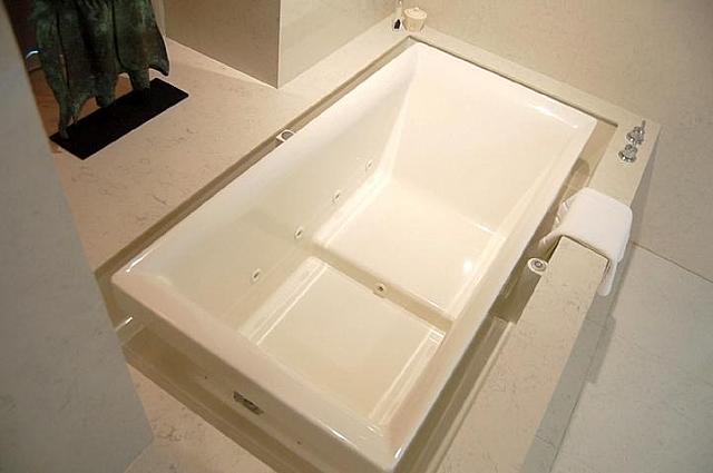 上から流れ落ちるお湯！これでバスタブにお湯をはります。