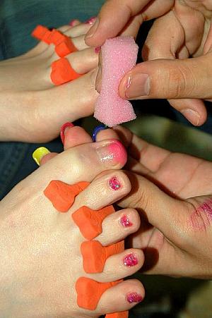 親指の爪に、2色のピンクでグラデーションをつけます。 
