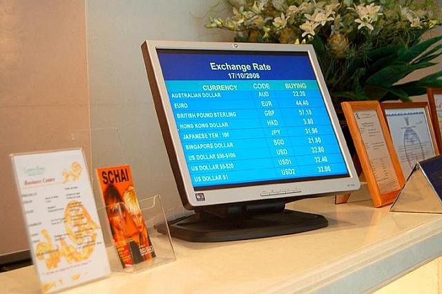 フロントで両替サービスがあります。ホテルにありがちな高レートではなく、銀行と同じレートで良心的です。