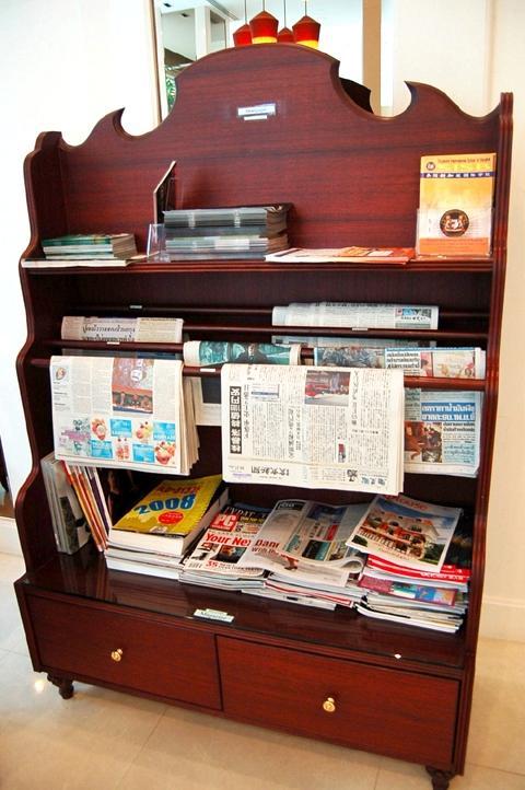 日英タイの新聞と雑誌が用意されています。