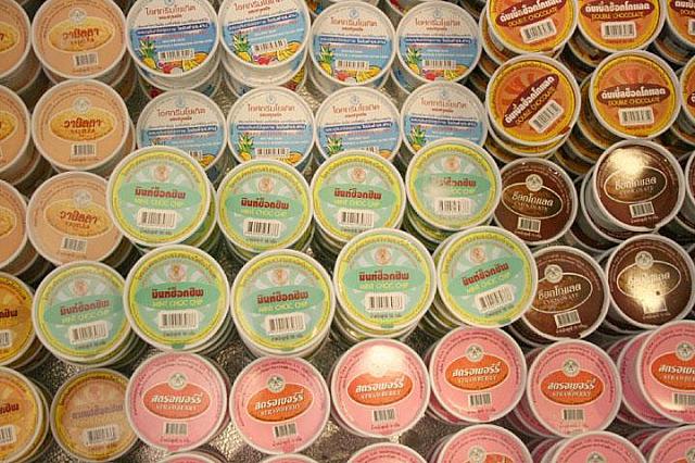アイスクリームですよ。アイス好きのナビは思わず顔がほころびました。
ぜったい後で食べようっと。
