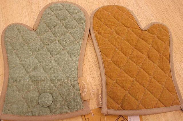 鍋つかみ。キルティングの温かみのある色合いが魅力です。
