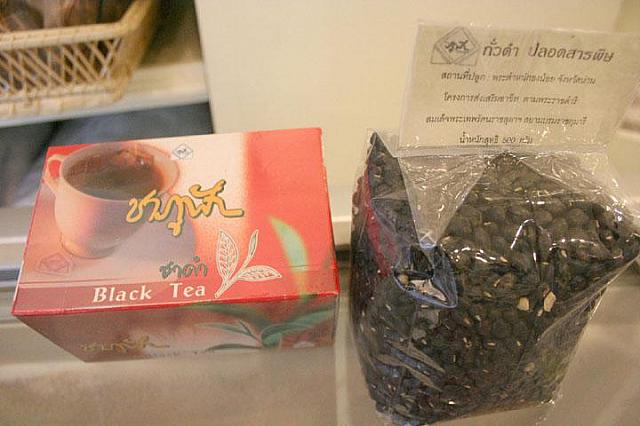 お茶と黒豆はいかがですか。（黒茶60B、黒豆15B）
