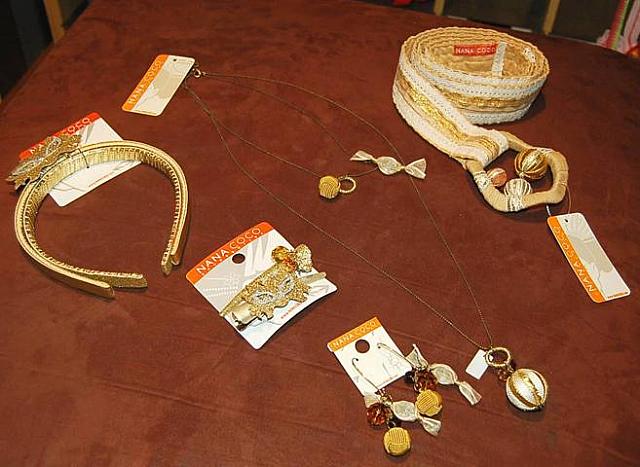 【ゴールド】<br>
ゴールドシリーズ。お下品な金ピカではなくて、やわらかなゴールドです。プチセクシーな仮面のアクセサリーシリーズは、ナナ・ココの最新商品。155～995B