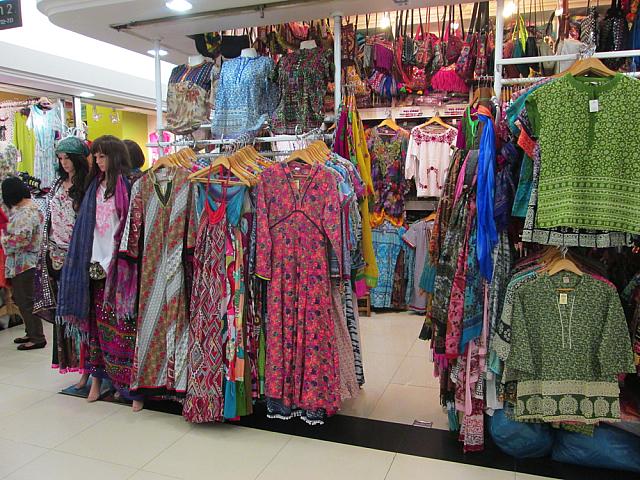 エスニックな洋服も多く見かける