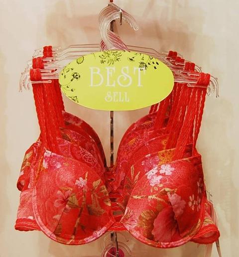 モルドブラ<br>
がっちりプッシュアップしたい時におすすめのすっぽりタイプ。形もきれいに見えます。
