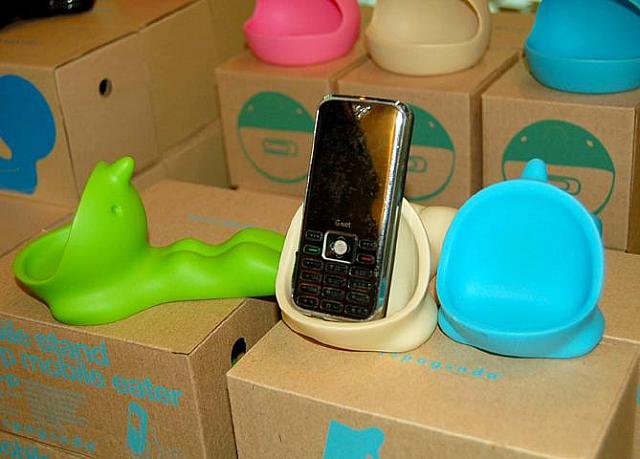 Mr．Pモバイルイーザー　390バーツ <br>
あーんと大きく開いた口に携帯電話を立てます。 
