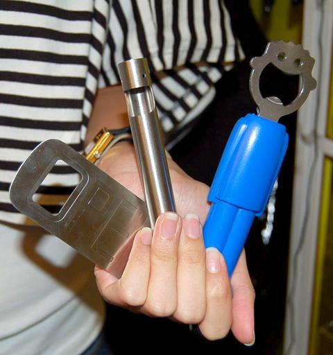 栓抜き　右210バーツ・中央260バーツ・左175バーツ
