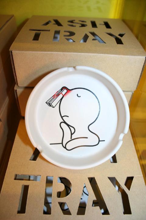 Mr. P Devil Stinky　190バーツ<br>
熱いたばこを押し付けられる灰皿も、プロパガンダにかかればこんなデザインに。