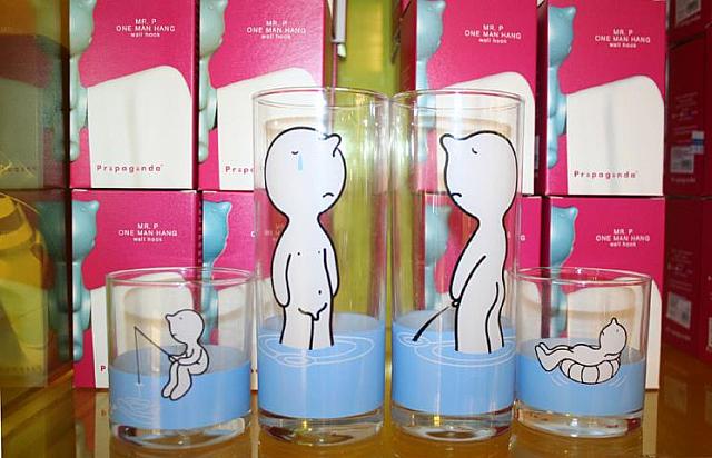 Mr. P Wet　350バーツ<br>
液体を注ぐものだから水に関係したデザインにしてしまえ！というグラス。おしっこしているなんてかなり大胆な発想です。