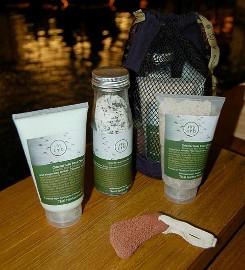 女性のお手入れはすみずみまで、が大事。緑茶・バジル・レモングラス配合のフットスクラブやバスソルト。
140ml/570バーツ～。