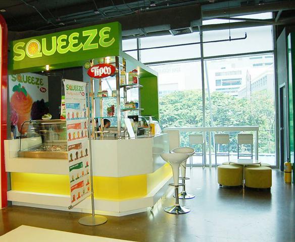 シューズ売り場の一画に、一休みスポットを見つけました。フルーツスムージーのお店です。