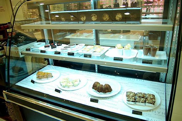 上品なミニケーキも種類豊富 