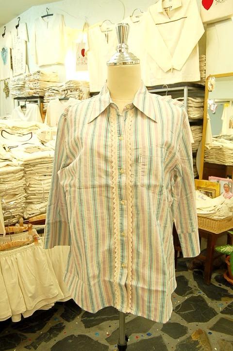 ● 生成り色だけではありません。チェックのブラウス（３８０バーツ）は通勤にもOK。 