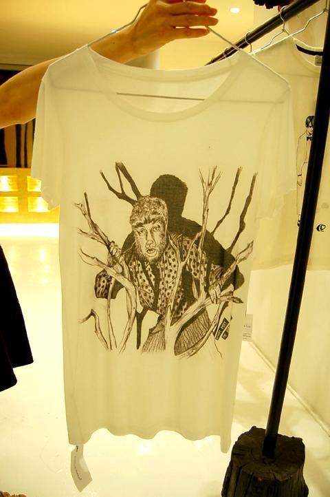 Tシャツ（１，８９０～２，２５０バーツ） <br>
画家でもあるデザイナーが描く、鹿男や動物一家の絵が印象的。白地Ｔシャツがキャンバスのように自由に使われていて楽しい。 
