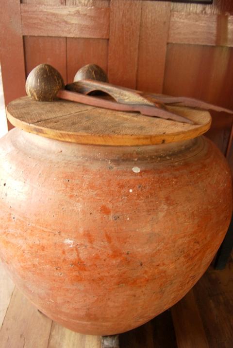 表面から水が蒸発する時に熱を奪うので、素焼きの壺の水はいつも冷たい