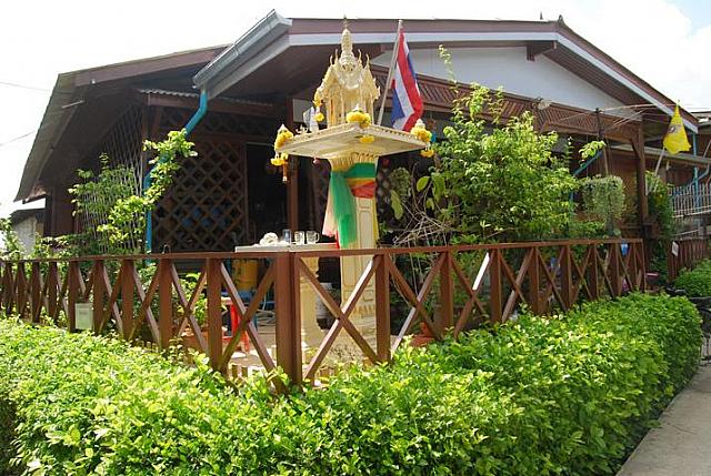 家に宿る精霊を奉った祠 
