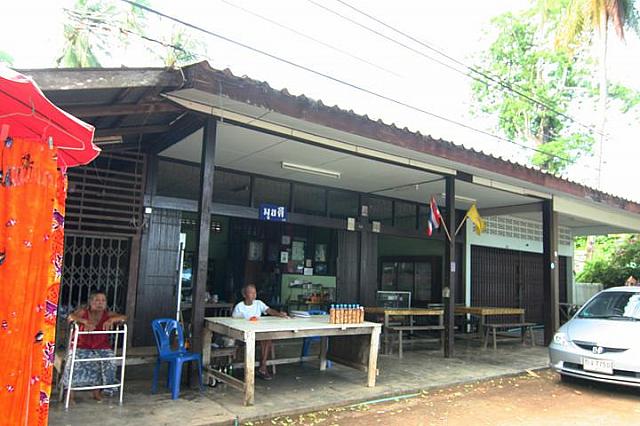 飲み物やお菓子を販売している昔ながらの「お茶屋さん」風の店先には店番の老人が座っていてなんとも絵になる風景です。
