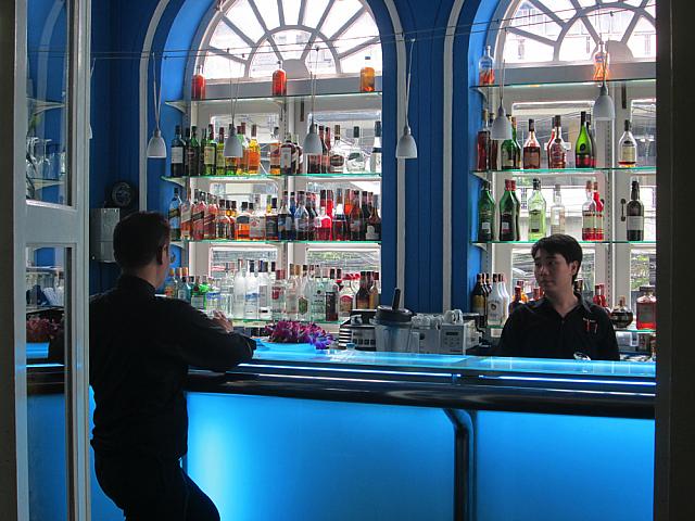 2Ｆにあるきれいな色のBlue Bar