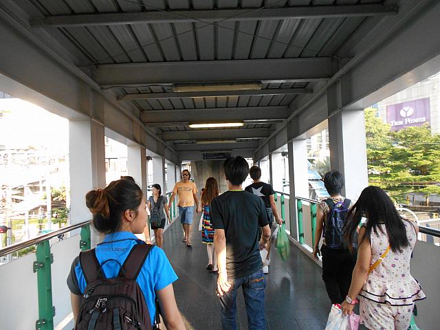 ＢＴＳならアソーク駅の３番出口を出て空中回廊をまっすぐ歩きます