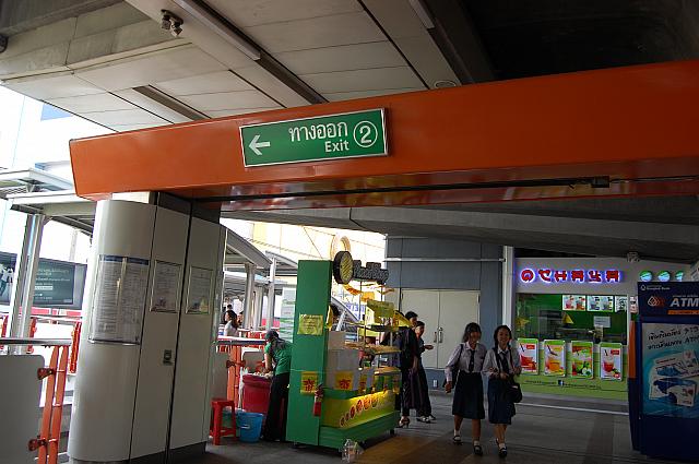 ビクトリーモニュメント駅の２番口をでます