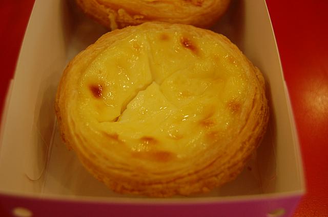 黄身に比べて白っぽく淡白な味わいの「エッグ ホワイト タルト」