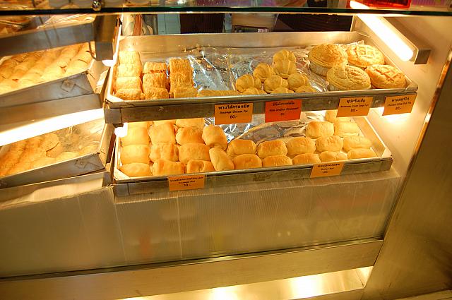 エッグタルトの横にはパンやケーキなどもあります