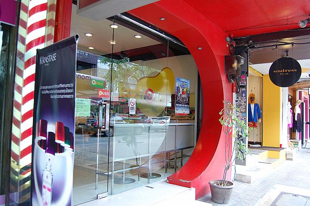 赤を基調としたオシャレなお店