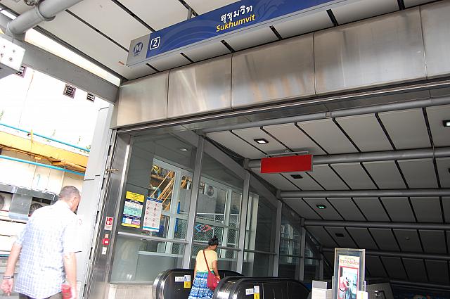 スクンビット駅の２番出口をでてすぐ左にある“インターチェンジ２１”に入り数段の階段を降り、左の方へ進んでいきます。約100m歩くと出口があり、出ると目の前が“スクンビット ソイ２３”です！
