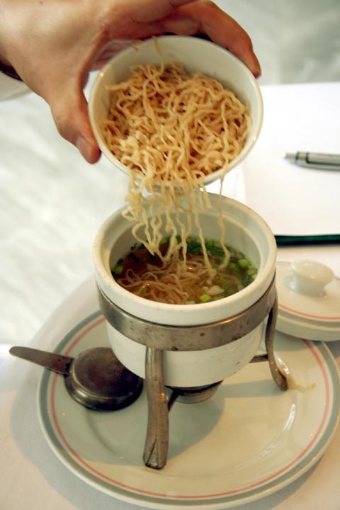◆ ラーメン入れます。
