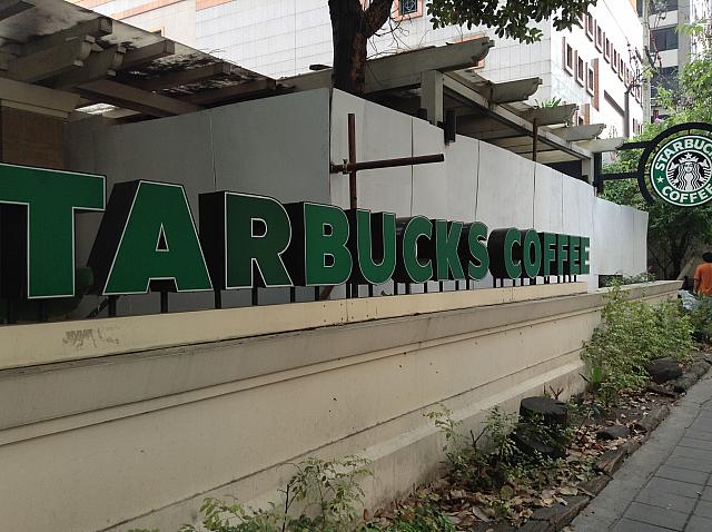 左手にスターバックスを左手にみて通り過ぎると、そろそろお店が近付いてきます。