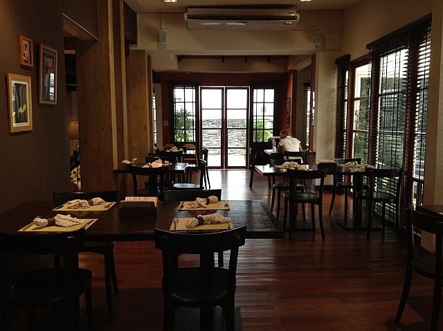 静かで落ち着いている店内