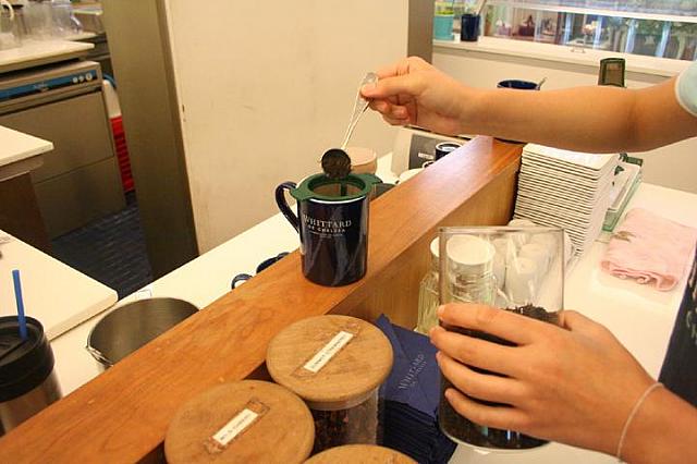3. メッシュボールまたはティーハウスに茶葉を入れます。
