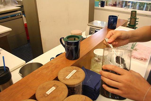 2. ティーメジャーに１杯、茶葉を救います。

