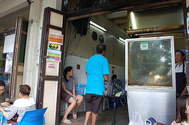 地元のタイ人を含めテイクアウトをしていく人がとても多くいます