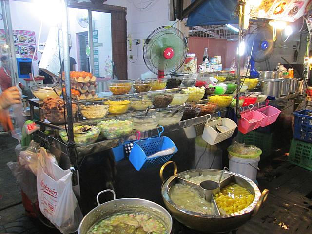 あんみつ屋台 25バーツ〜