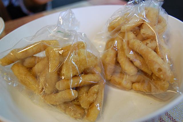 店によって大きさの違うパトンコー。ここでは小さめですが歯ごたえがしっかりしているパトンコーでした。