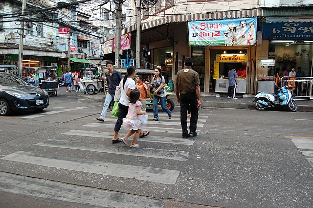 Soi44を通り過ぎ真っ直ぐいくと横断歩道があるので渡ります。
