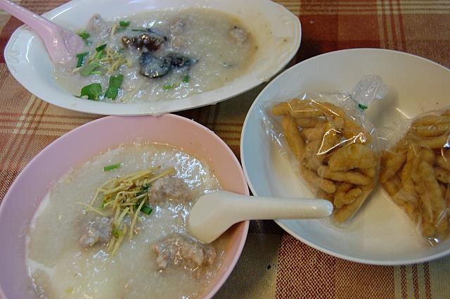 お粥ですが全部食べるとお腹いっぱいです。男性は大盛り（ピセーク）にしてもらう人もいるようです。