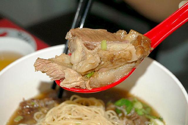 具がお肉だけのものもあり、こちらは48バーツ。