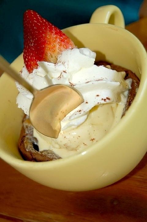 スプーンを差し入れると…
