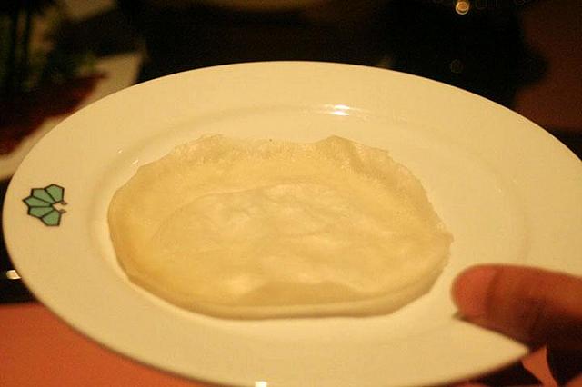 クレープのような春餅（シュンピン）を一枚取り