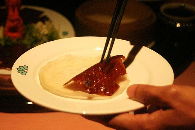 先ほど削ぎ取った皮を春餅の中央に置きます。