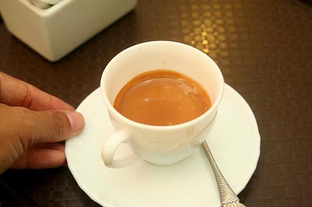 ５分後に飲んだ時のエクスプレッソ。すっかり冷めてしまいましたがフォームは淹れたてとほぼ同じ。まろやかな苦みは癖になりそうな味わいです。
